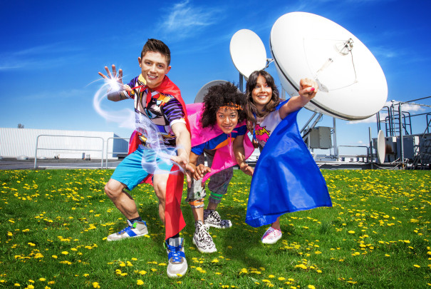 Alex, Angelika och Malin underhåller alla sommarlovslediga barn.