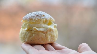 Någon räcker fram en semla.