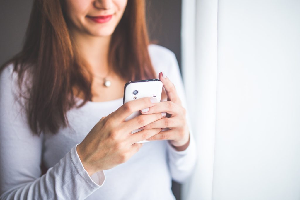 Kvinna med mobiltelefon