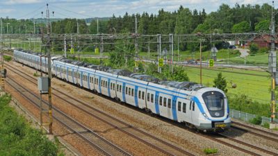 Ett blåvitt pendeltåg.