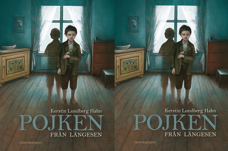 Bild på bokomslaget. En pojke står på ett trägolv med ett fönster bakom sig. Han har gammeldags kläder, bland annat bruna knäbyxor.