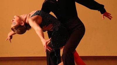 Ett par som dansar dansen ballroom.