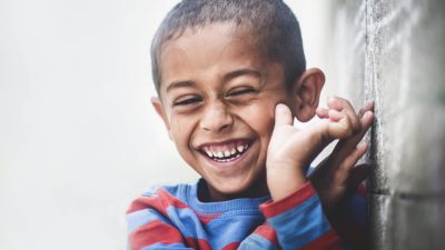 En pojke med ett stort leende.