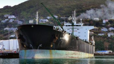 En oljetanker står still I hamnen