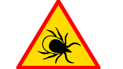 En trekantig varningsskylt med en fästing på.