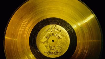 En gudlig skiva. Innerst är det en ring och innanför ringen står det "The sounds of earth".