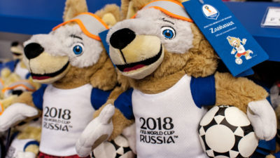 Fifas varg maskot i en fotbollströja med en fotboll