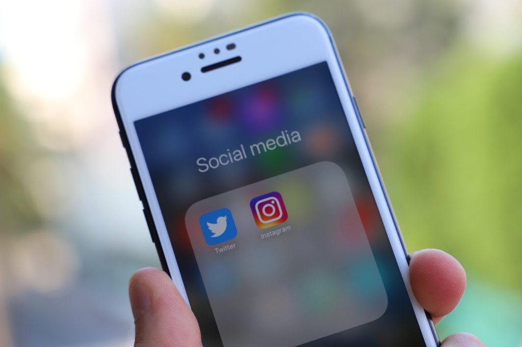 En iPhone där apparna Twitter och Instagram syns