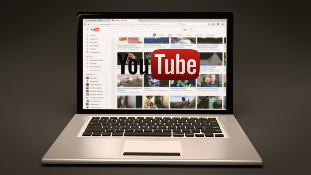 En dator med Youtubes logga på.
