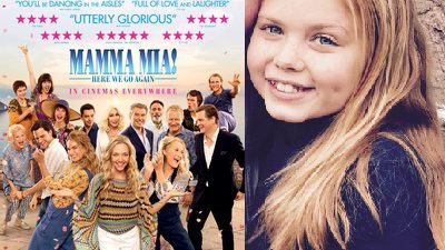 Gänget i Mamma Mia 2 står och poserar. Bredvis är Lily som recenserar filmen.