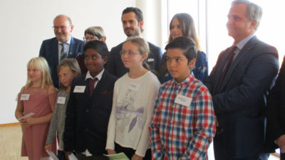 Fem Minireportrar fotas med prinsparet och landshövdingeparet.