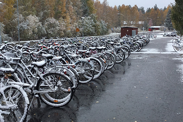 Cyklar med snö på.