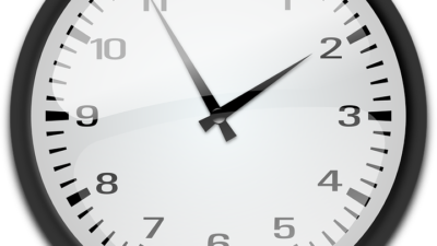 En klocka som visar fem i två