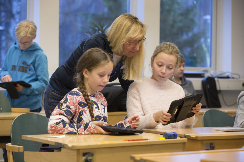 Olivia och Agnes jobbar med sina ipads för att sätta upp QR-koder