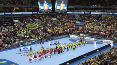 Handbolls-VM år 2011 mellan Sverige och Danmark. Båda lagen står på en blå handbollsplan