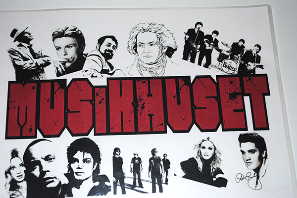 Foto på Musikhusets skylt.