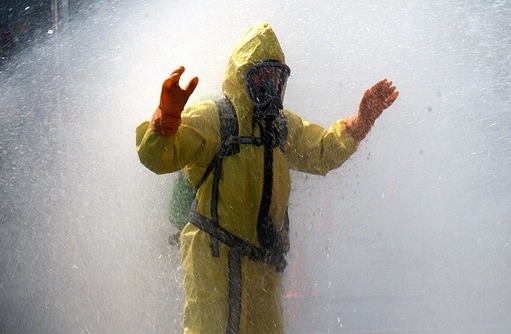 Bild på person med skyddskläder på sig.