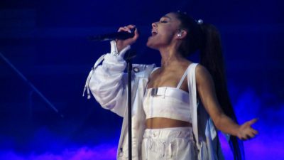 Ariana Grande från hennes turné när hon står på scen och sjunger.