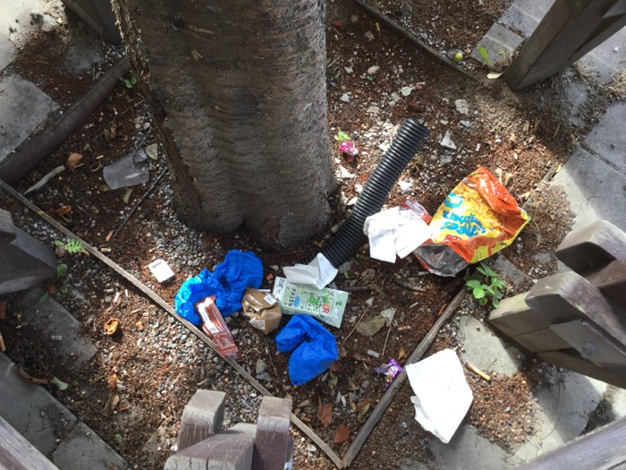 Skräp vid ett träd