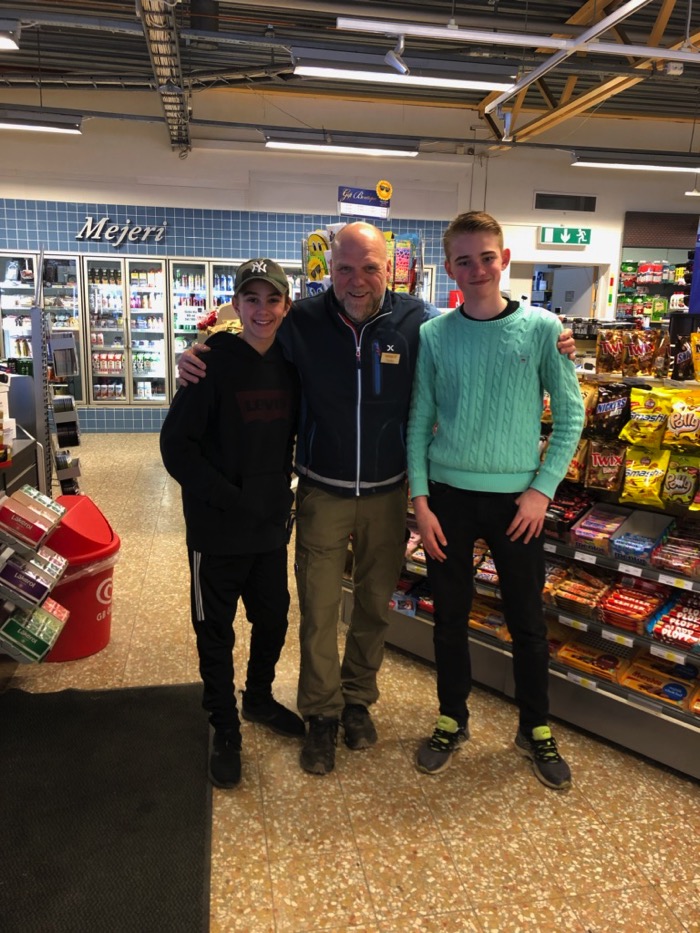 Två minireportrar med man som driver en bensinmack.