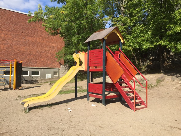 Liten rutschekana på skolgård