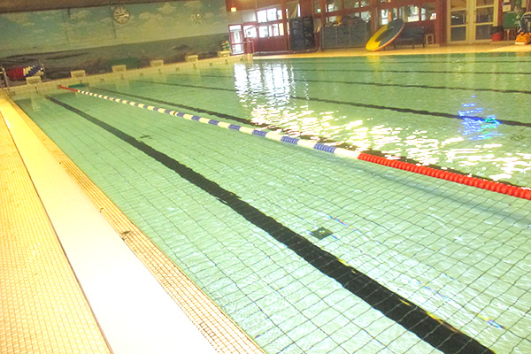 Det här är den största bassängen i badhuset där man bland annat brukar motionssimma.