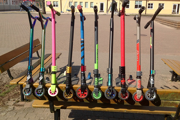 Foto på färgglada sparkcyklar.