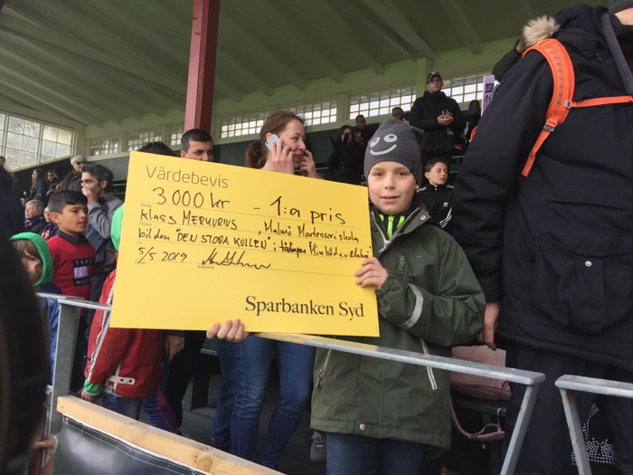 Pojke med prischeck på fotbollsläktare
