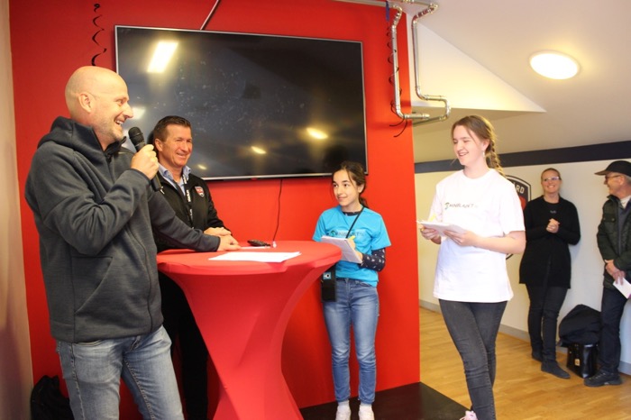 Två minireportrar intervjuar en fotbollstränare i Malmö