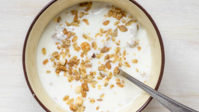 En skål med filmjölk och flingor.