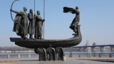 En staty på ett vikingskepp med vikingar