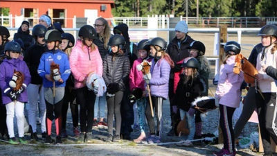 Barn som väntar på att få delta i käpphästtävlingen.
