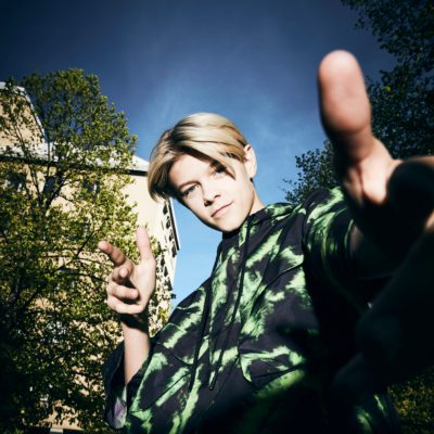 Theoz gör fingerpistoler mot kameran