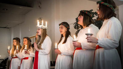 Luciatåg med tärnor och lucia.