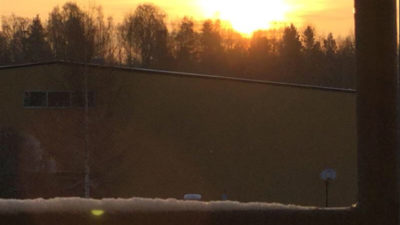 Foto på ett vinterlandskap genom ett fönster.