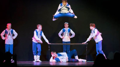 Foto på dansgruppen Younost när de framför en av sina traditionella danser.