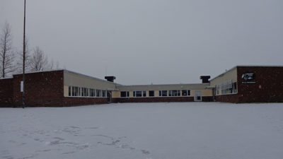 Foto på en röd skolbyggnad.