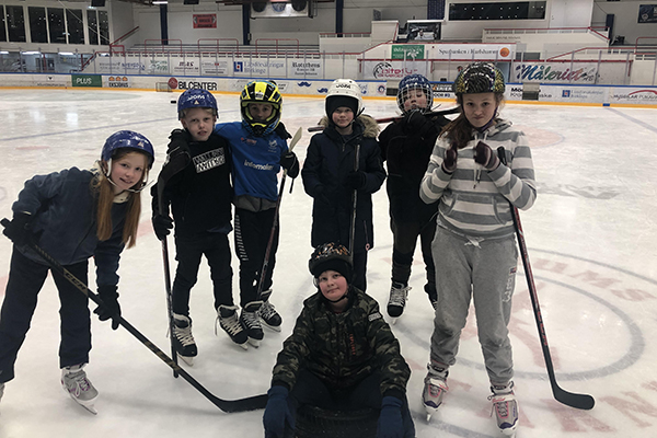 Foto på Lovisa Ottosson, Alve Folkesson, William Åkeson, Viggo Hasselberg, Saga Brolin och längst fram David Öström. när de spelar hockey.