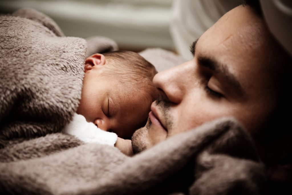 En pappa med sin bebis
