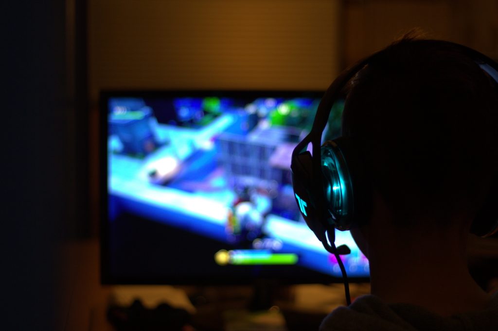 En person som spelar datorspelet Fortnite.