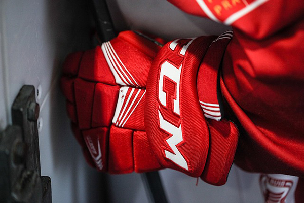 Foto på en röd hockeyhandske.