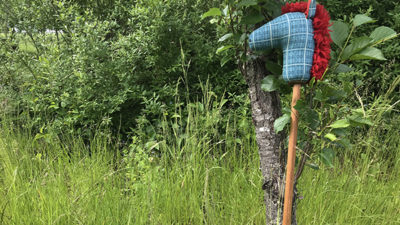 Foto på en käpphäst som står lutad mot ett träd.