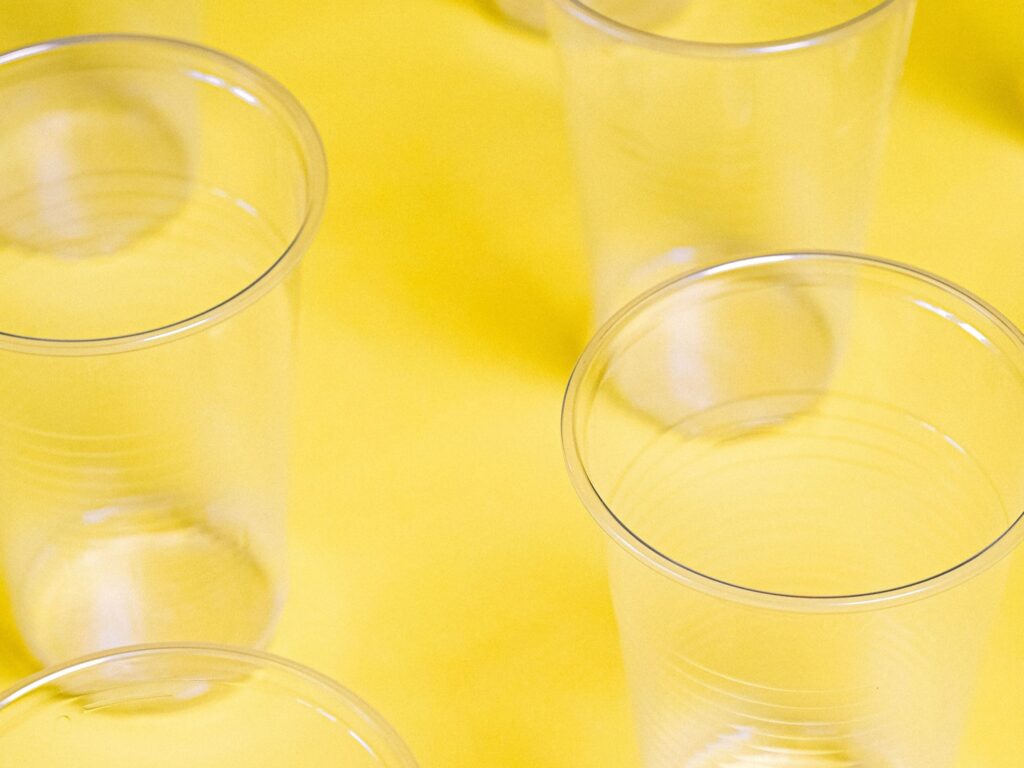 Engångsmuggar i plast