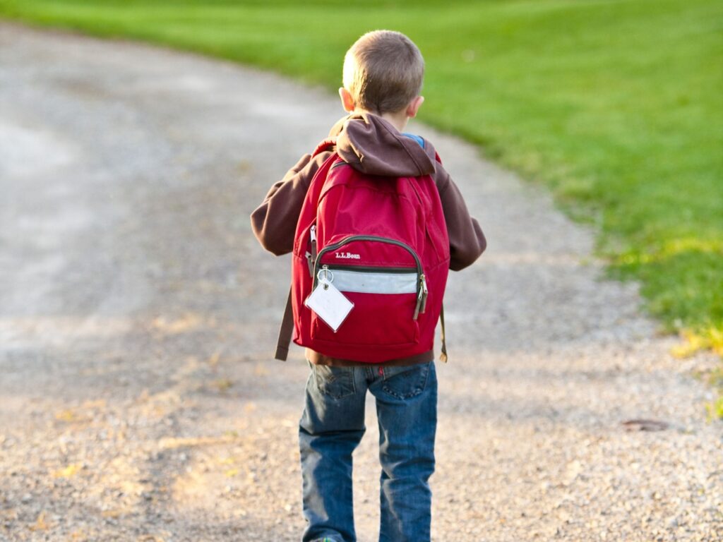 En pojke med en ryggsäck på ryggen.