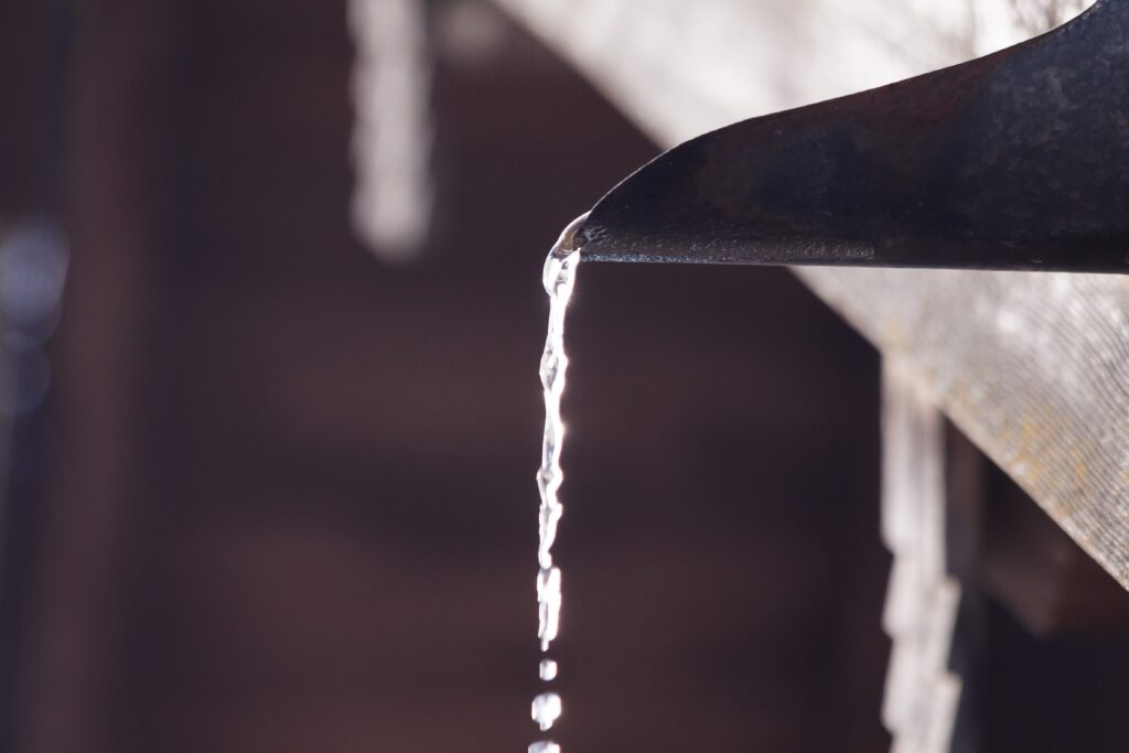 Vatten som rinner ut från ett rör