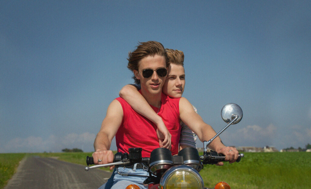 Två killar som åker motorcykel