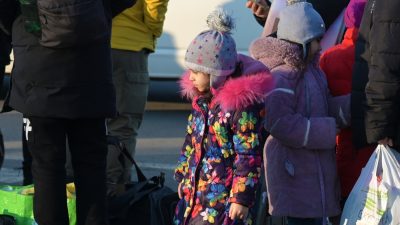 Människor väntar med sina väskor.