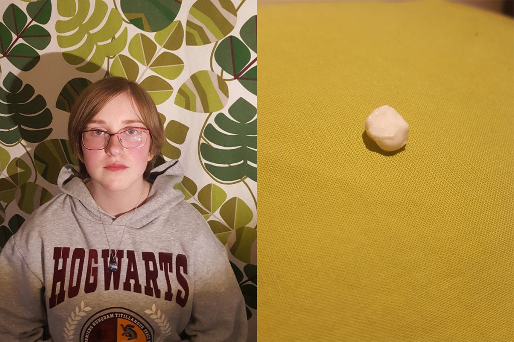 Ines Roos Bengtsson och en 3D-kopia av tanden