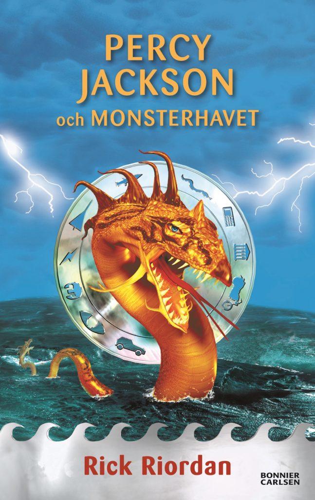 En guldfärgad drake dyker upp ur havet.