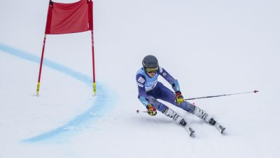 Bild på Ebba Årsjö när hon åker slalom ner för en backe.